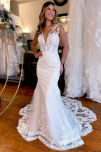 Abito da sposa lungo a sirena con scollo a V, schiena scoperta, pizzo e senza maniche, con strascico