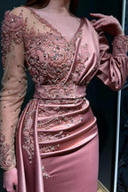 Vestido de noite comprido cor-de-rosa com renda bordada e mangas compridas