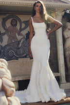 Robe de mariée longue blanche en satin, coupe sirène, bretelles fines spaghetti