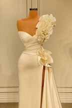 Abito da sposa lungo bianco con una spalla, balze e spacco, con scintillio