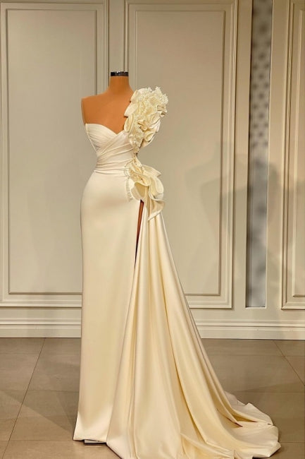 Abito da sposa lungo bianco con una spalla, balze e spacco, con scintillio