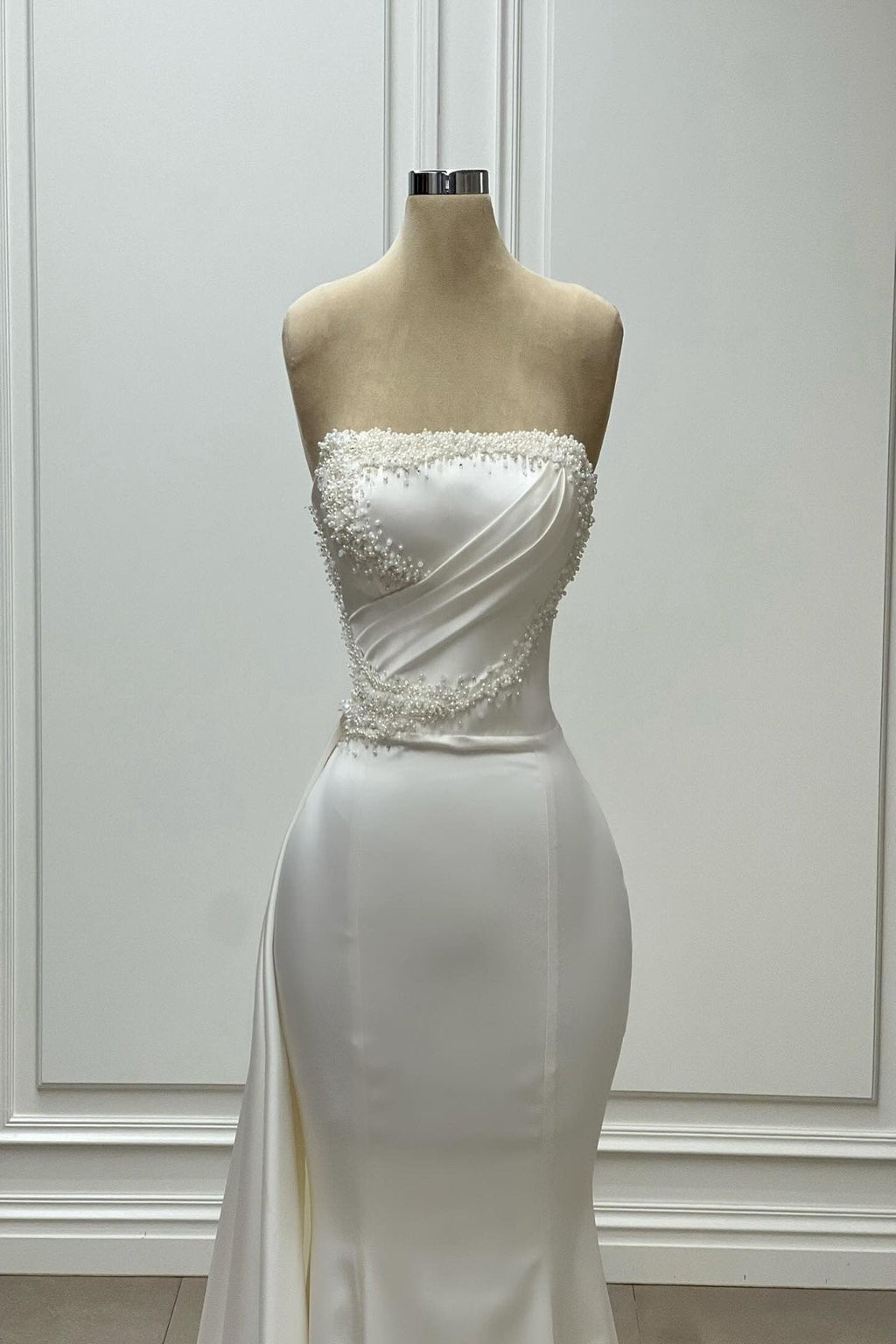 Vestido de Noiva Marfim de Cetim, Sem Alças e Sem Mangas, com Contas, Estilo Sereia, de Designer