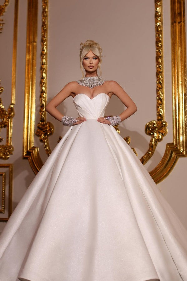 Vestidos de novia de diseño princesa, largos, de satén, con brillo y sin mangas.