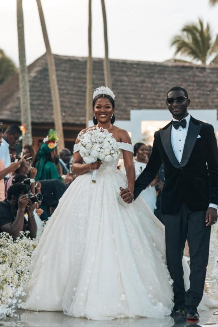 Abiti da sposa a linea ad A con scollo a barca e pizzo, stile principessa di design