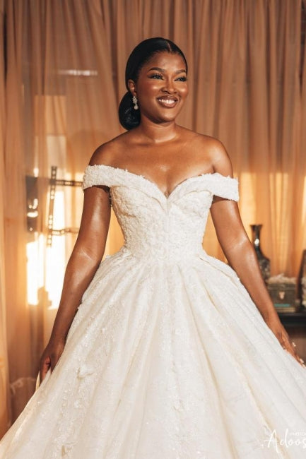 Abiti da sposa a linea ad A con scollo a barca e pizzo, stile principessa di design