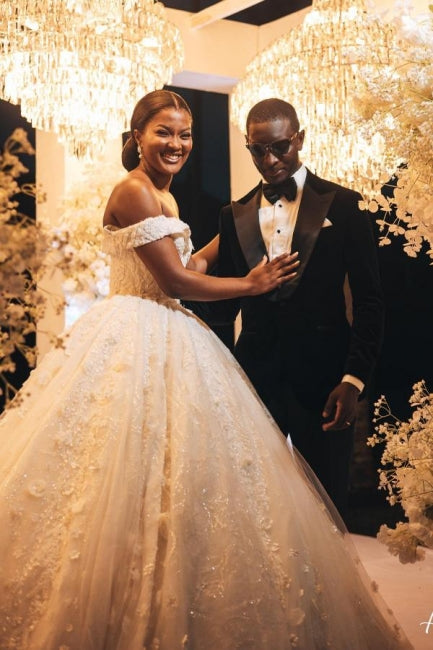 Abiti da sposa a linea ad A con scollo a barca e pizzo, stile principessa di design