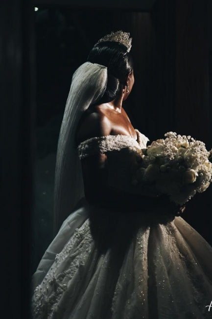 Abiti da sposa a linea ad A con scollo a barca e pizzo, stile principessa di design