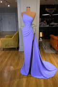 Lilafarbenes, ärmelloses Ballkleid mit One-Shoulder-Träger und Schlitz
