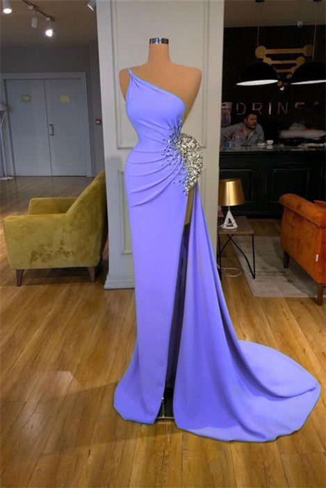 Lilafarbenes, ärmelloses Ballkleid mit One-Shoulder-Träger und Schlitz