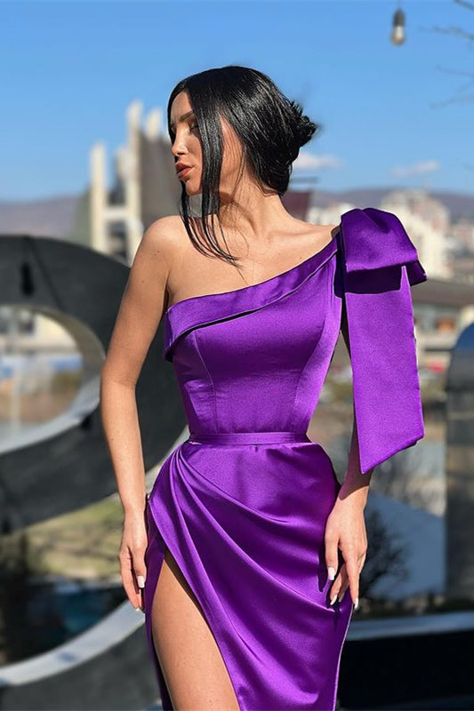 Robe de bal longue violette à une épaule avec fente, de créateur