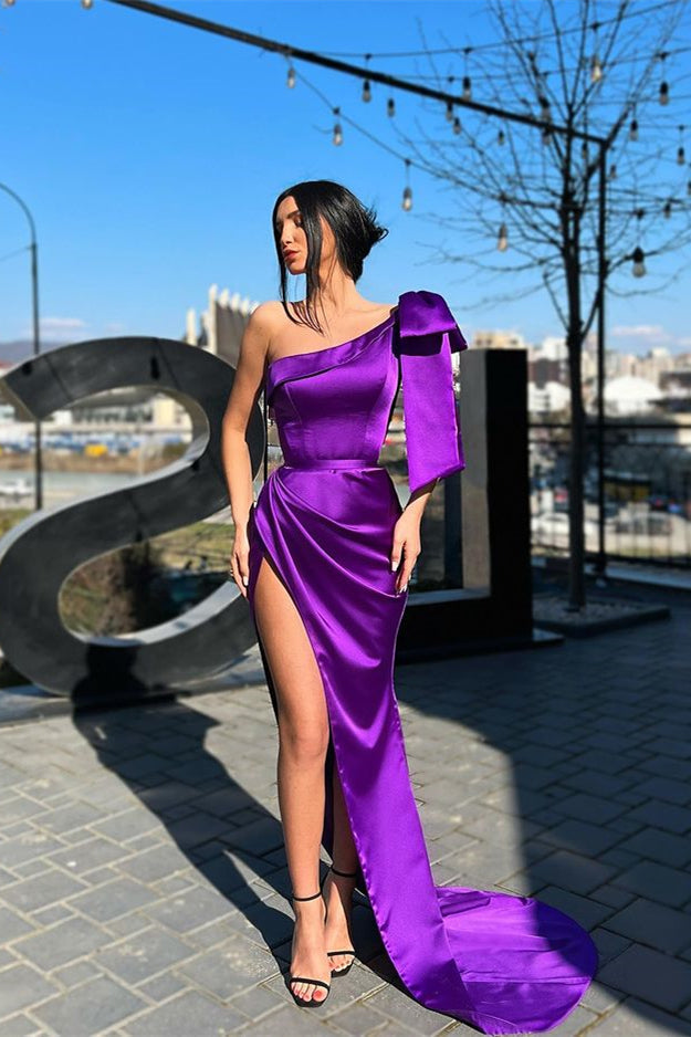 Robe de bal longue violette à une épaule avec fente, de créateur