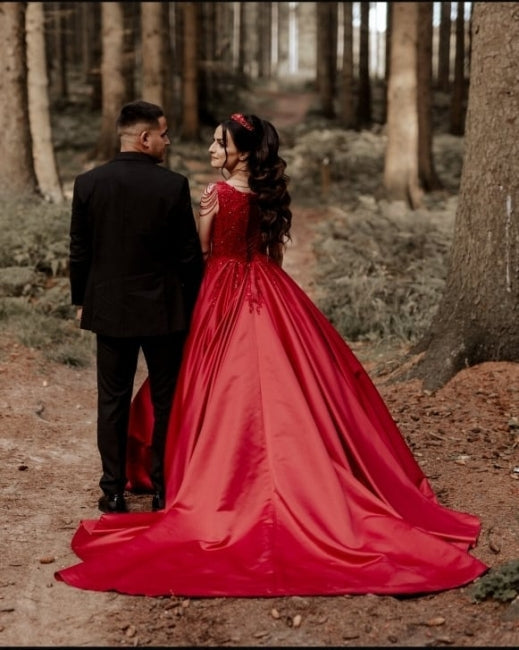 Robes de mariée rouges sans manches en ligne A avec dentelle conçues par un créateur