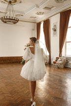 Robe de mariée courte blanche en tulle pailleté à épaules dénudées avec manches