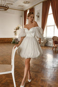 Robe de mariée courte blanche en tulle pailleté à épaules dénudées avec manches