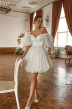 Robe de mariée courte blanche en tulle pailleté à épaules dénudées avec manches