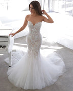 Abito da sposa estivo in pizzo a sirena con scollo a cuore di stile da stilista