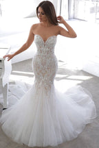Abito da sposa estivo in pizzo a sirena con scollo a cuore di stile da stilista
