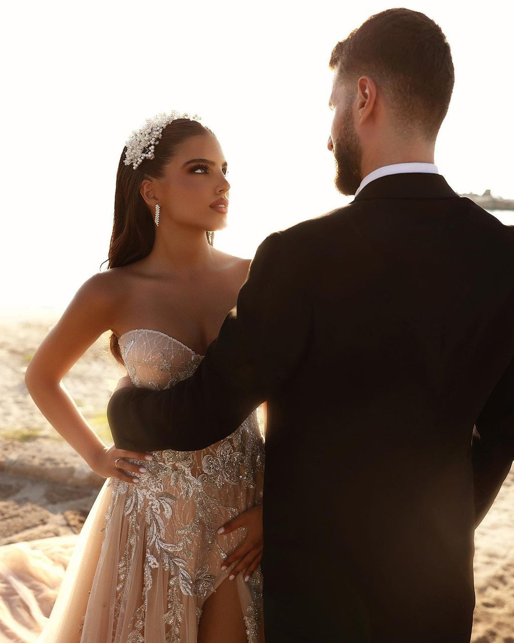 Abito da sposa lungo a linea ad A con pizzo scintillante e spacco, dal design romantico