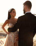 Abito da sposa lungo a linea ad A con pizzo scintillante e spacco, dal design romantico