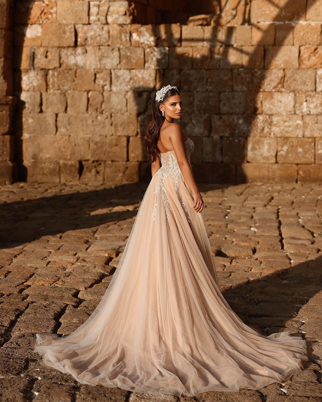 Abito da sposa lungo a linea ad A con pizzo scintillante e spacco, dal design romantico