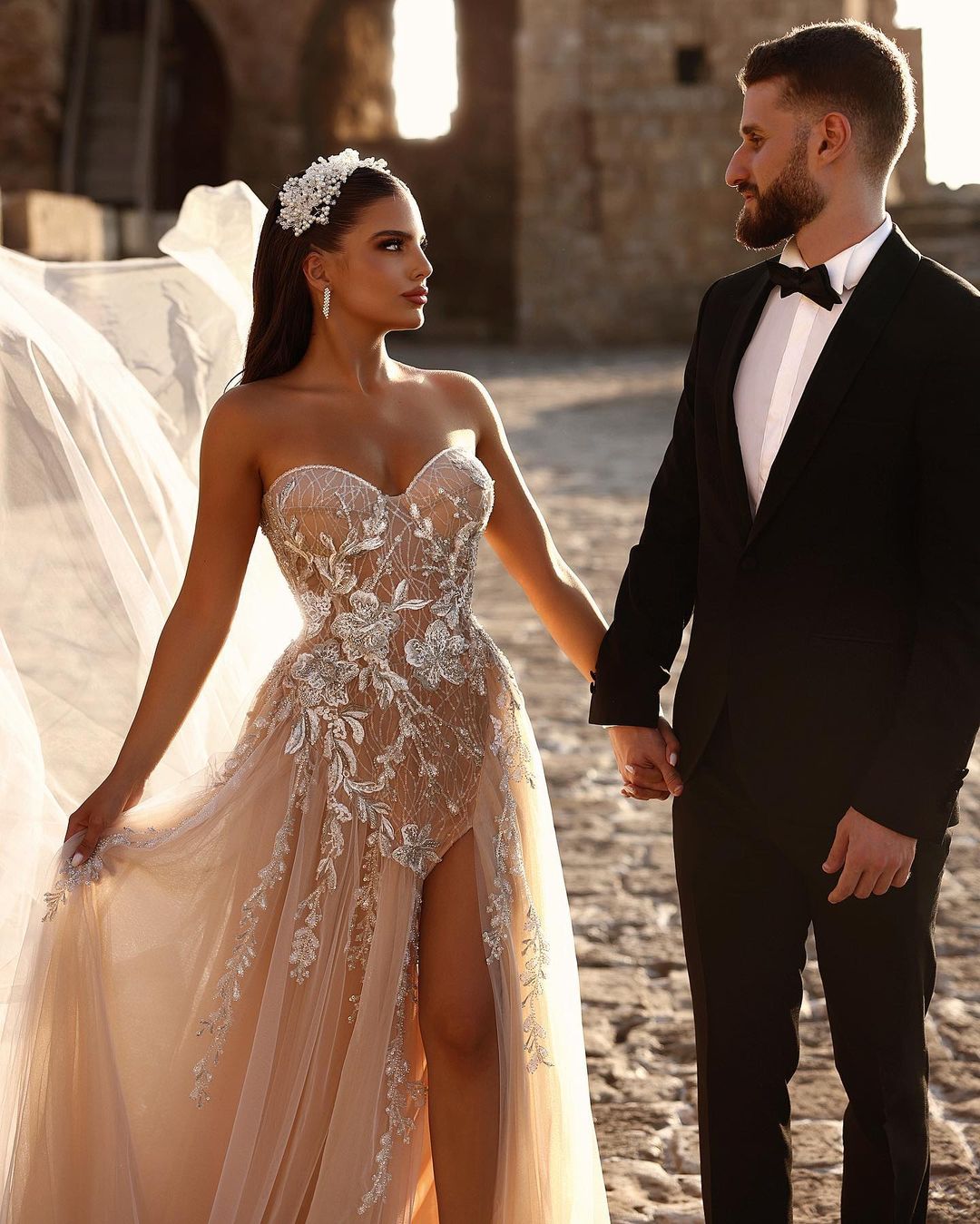 Abito da sposa lungo a linea ad A con pizzo scintillante e spacco, dal design romantico