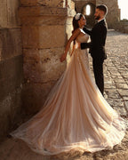 Abito da sposa lungo a linea ad A con pizzo scintillante e spacco, dal design romantico