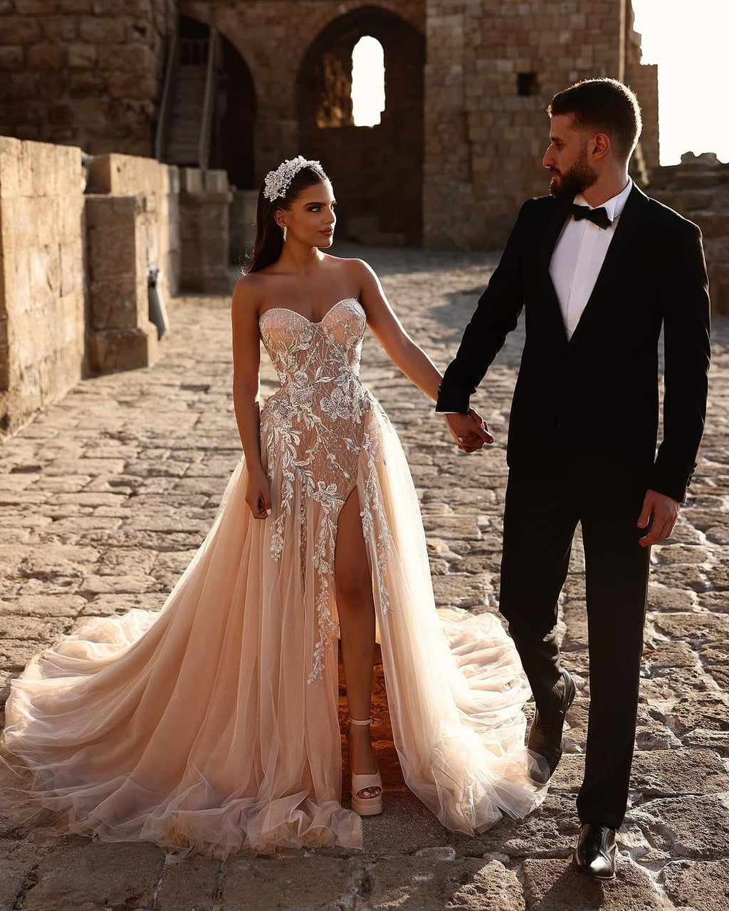 Abito da sposa lungo a linea ad A con pizzo scintillante e spacco, dal design romantico
