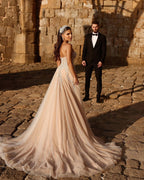 Abito da sposa lungo a linea ad A con pizzo scintillante e spacco, dal design romantico