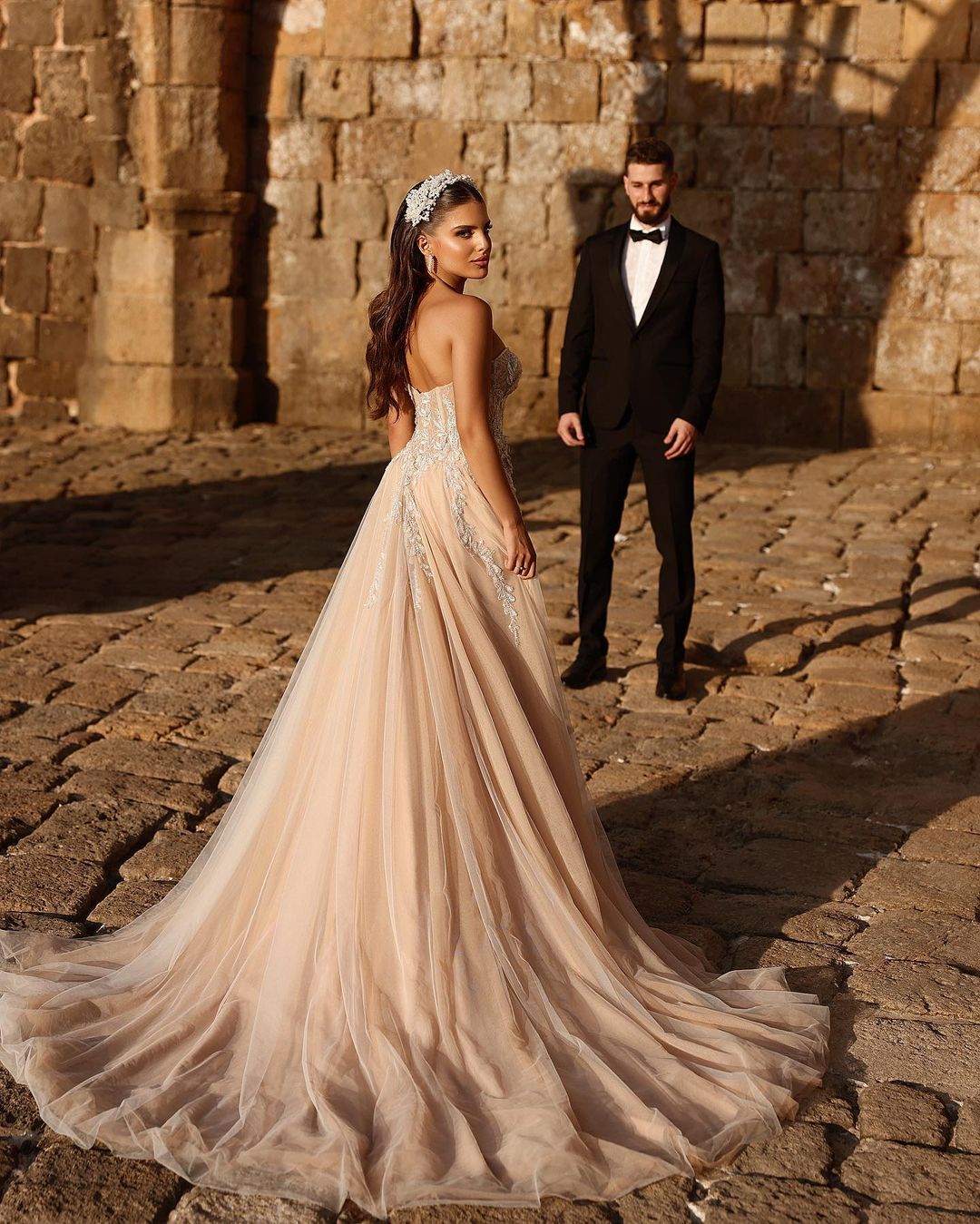 Abito da sposa lungo a linea ad A con pizzo scintillante e spacco, dal design romantico