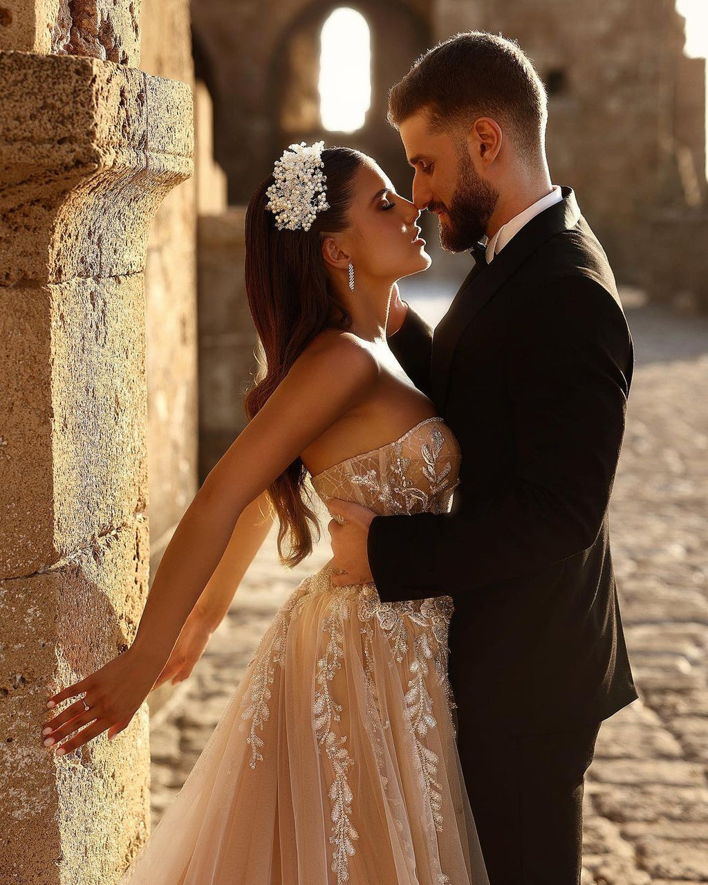 Abito da sposa lungo a linea ad A con pizzo scintillante e spacco, dal design romantico