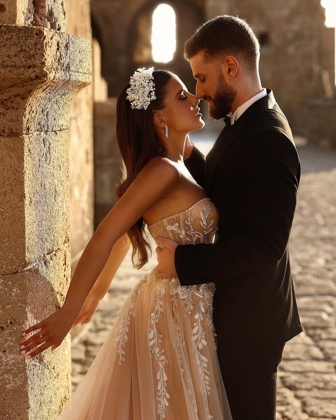 Abito da sposa lungo a linea ad A con pizzo scintillante e spacco, dal design romantico