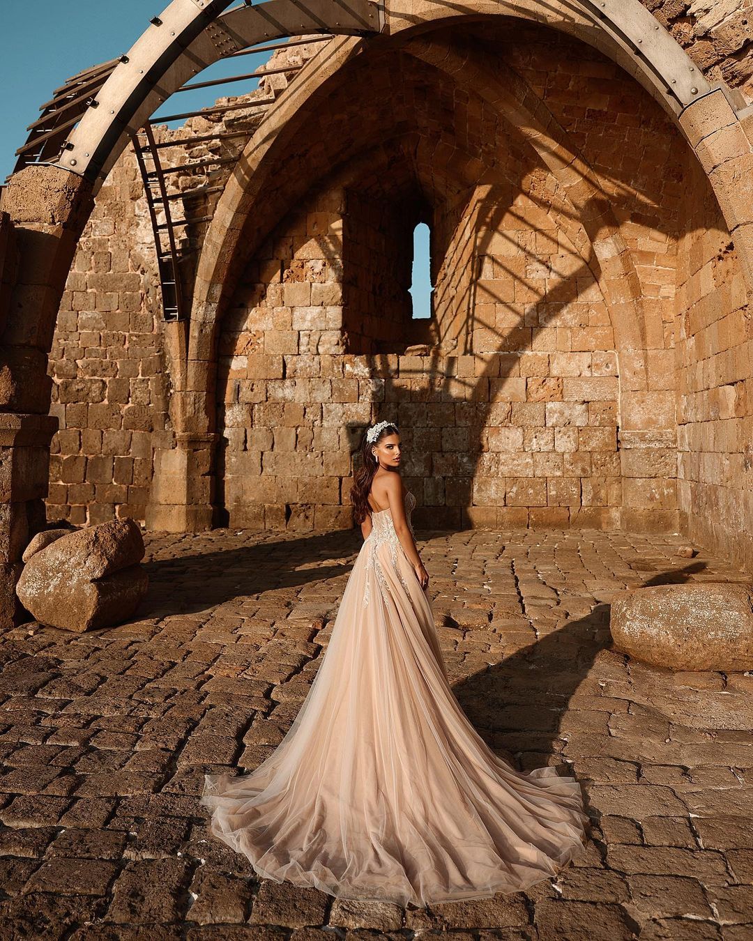 Abito da sposa lungo a linea ad A con pizzo scintillante e spacco, dal design romantico