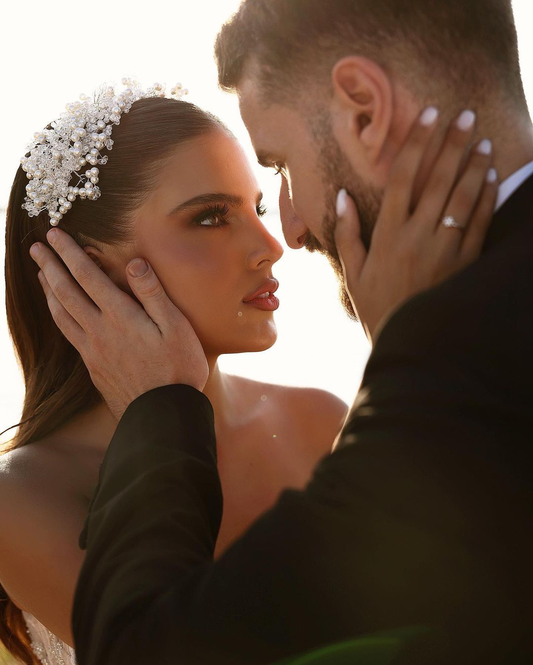 Abito da sposa lungo a linea ad A con pizzo scintillante e spacco, dal design romantico