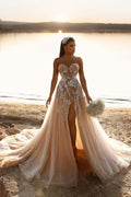 Abito da sposa lungo a linea ad A con pizzo scintillante e spacco, dal design romantico
