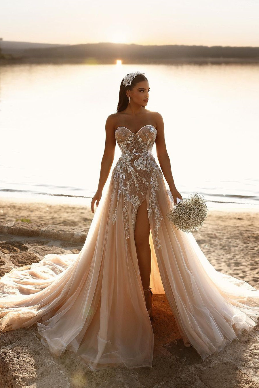 Abito da sposa lungo a linea ad A con pizzo scintillante e spacco, dal design romantico