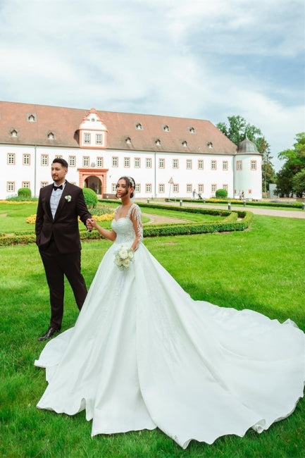 Abiti da sposa lunghi in raso bianco con pizzo e maniche lunghe, dal design romantico