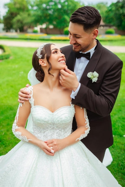 Abiti da sposa lunghi in raso bianco con pizzo e maniche lunghe, dal design romantico