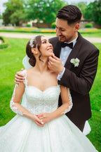 Abiti da sposa lunghi in raso bianco con pizzo e maniche lunghe, dal design romantico