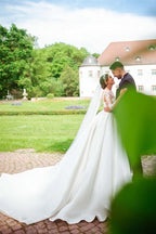 Abiti da sposa lunghi in raso bianco con pizzo e maniche lunghe, dal design romantico