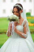Abiti da sposa lunghi in raso bianco con pizzo e maniche lunghe, dal design romantico