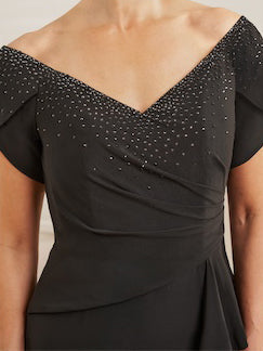 Vestido mãe da noiva com decote em V com missangas e racha lateral e folhos