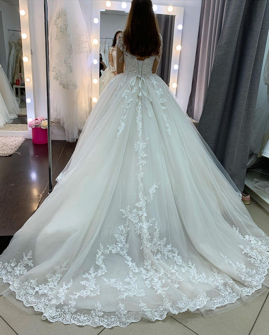 Charming Princess Bateau Long Sleeve Floor Length Lace Appliques Wedding Dress