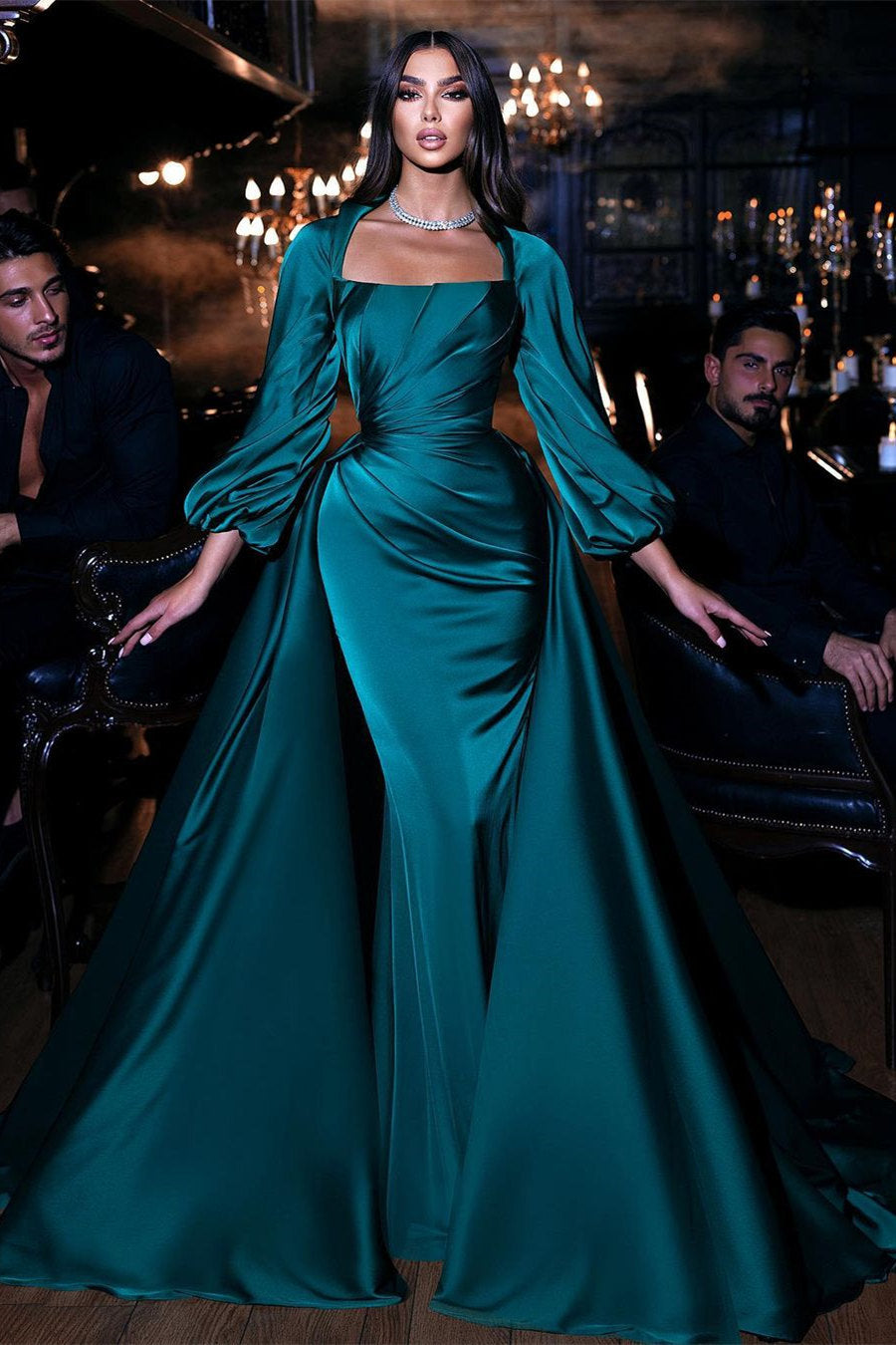 Vestidos de Noiva Compridos em Coluna com Decote Quadrado Verde Digno, Mangas Compridas e Cauda