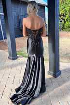Donya | Robe de bal noire en satin avec dentelle en forme de sirène et fente, style sweetheart