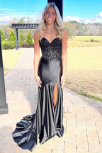 Donya | Robe de bal noire en satin avec dentelle en forme de sirène et fente, style sweetheart