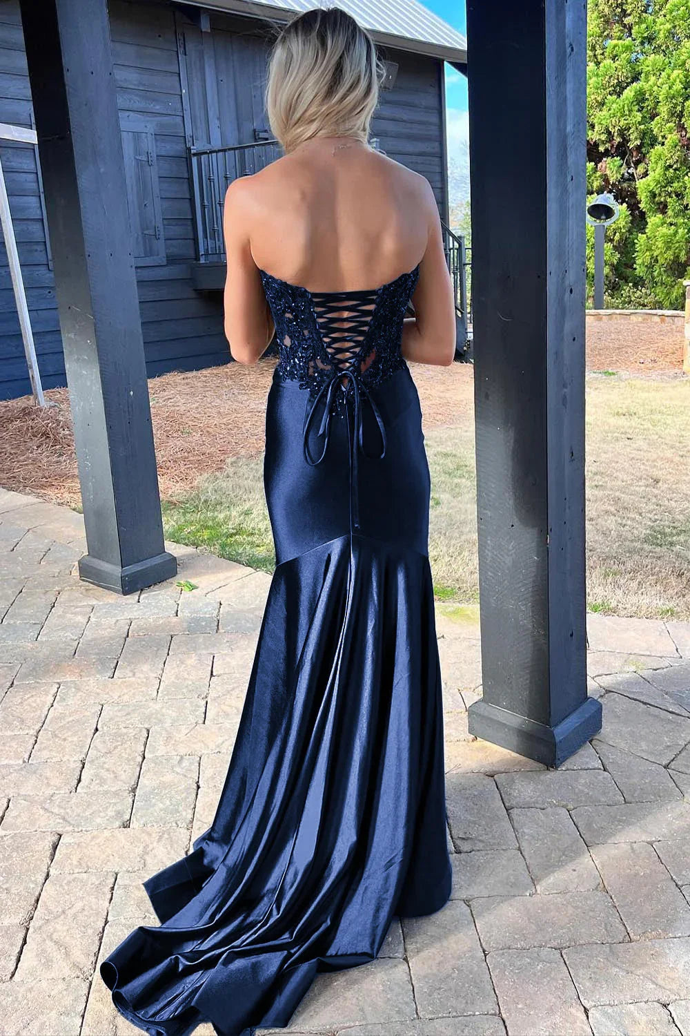 Donya | Robe de bal noire en satin avec dentelle en forme de sirène et fente, style sweetheart