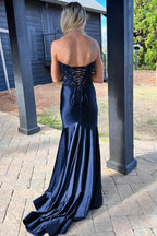 Donya | Robe de bal noire en satin avec dentelle en forme de sirène et fente, style sweetheart