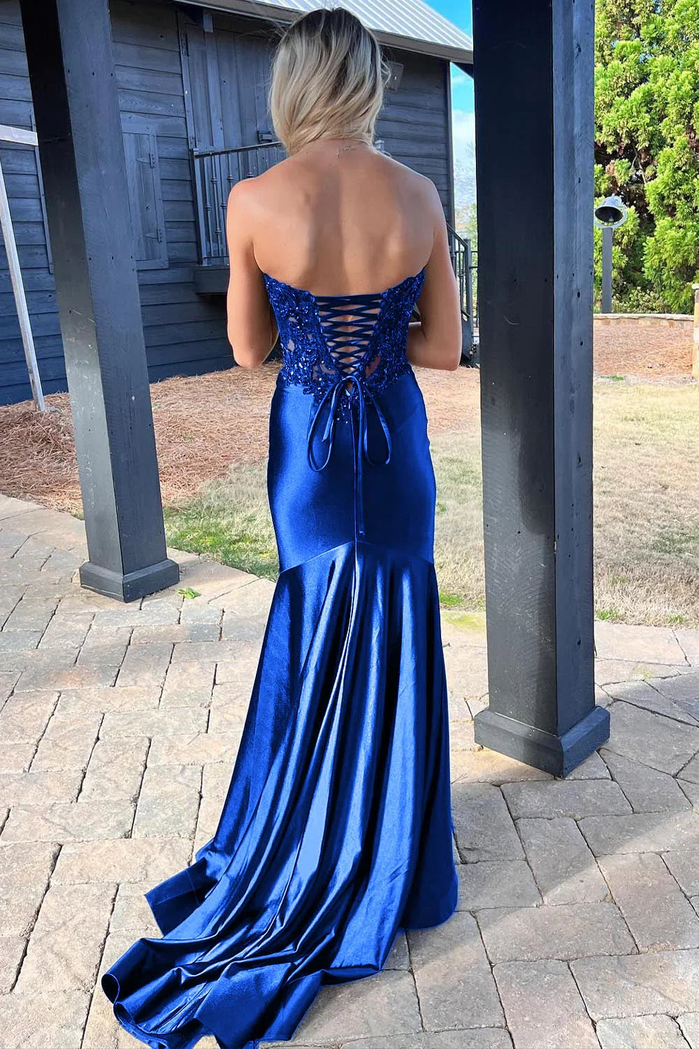 Donya | Robe de bal noire en satin avec dentelle en forme de sirène et fente, style sweetheart