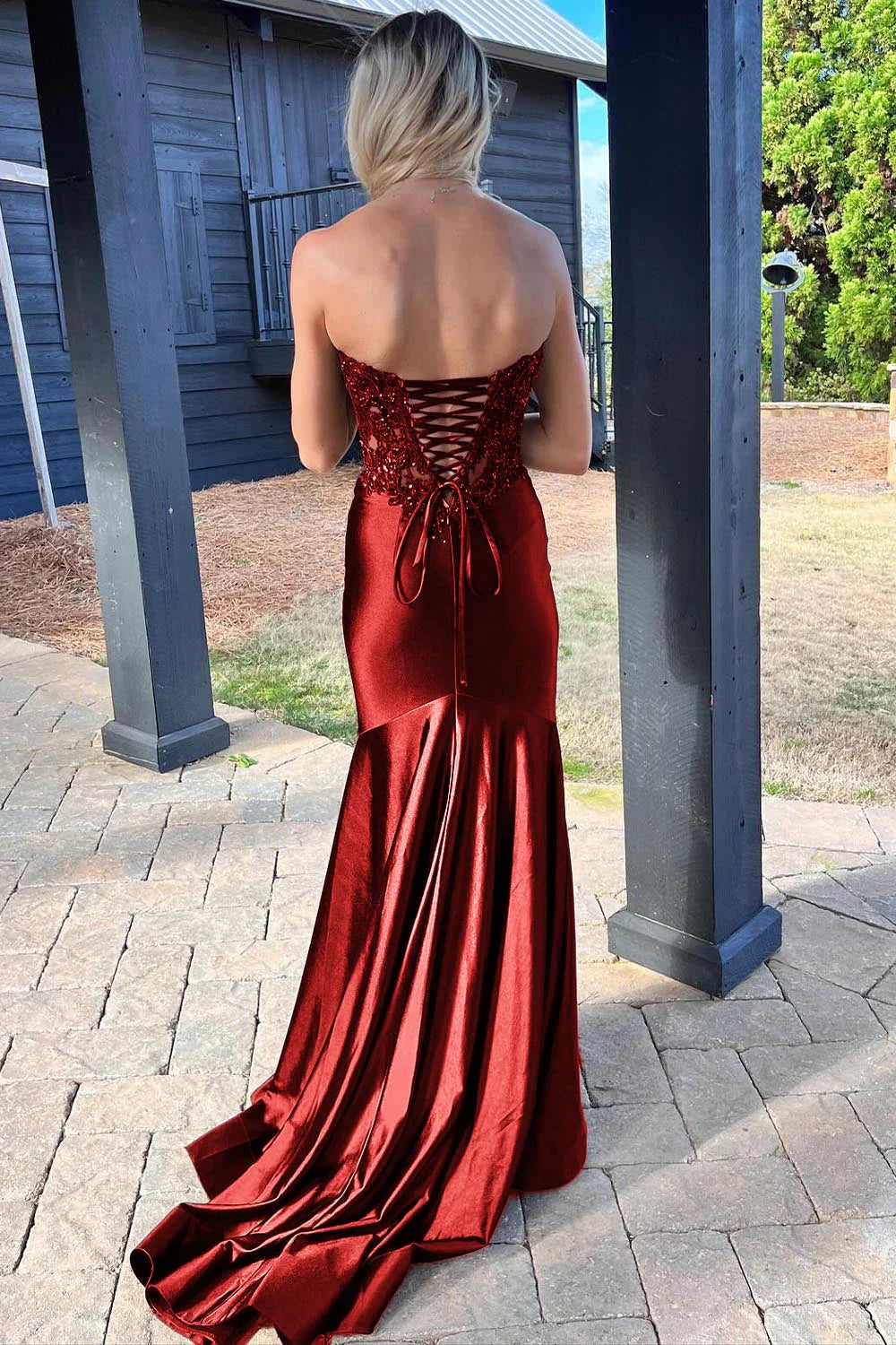 Donya | Robe de bal noire en satin avec dentelle en forme de sirène et fente, style sweetheart