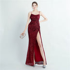 Vestido de noite comprido com racha lateral plissada de lantejoulas de alta densidade